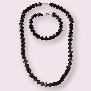 Set beaded necklace and matching bracelet barrel clasps